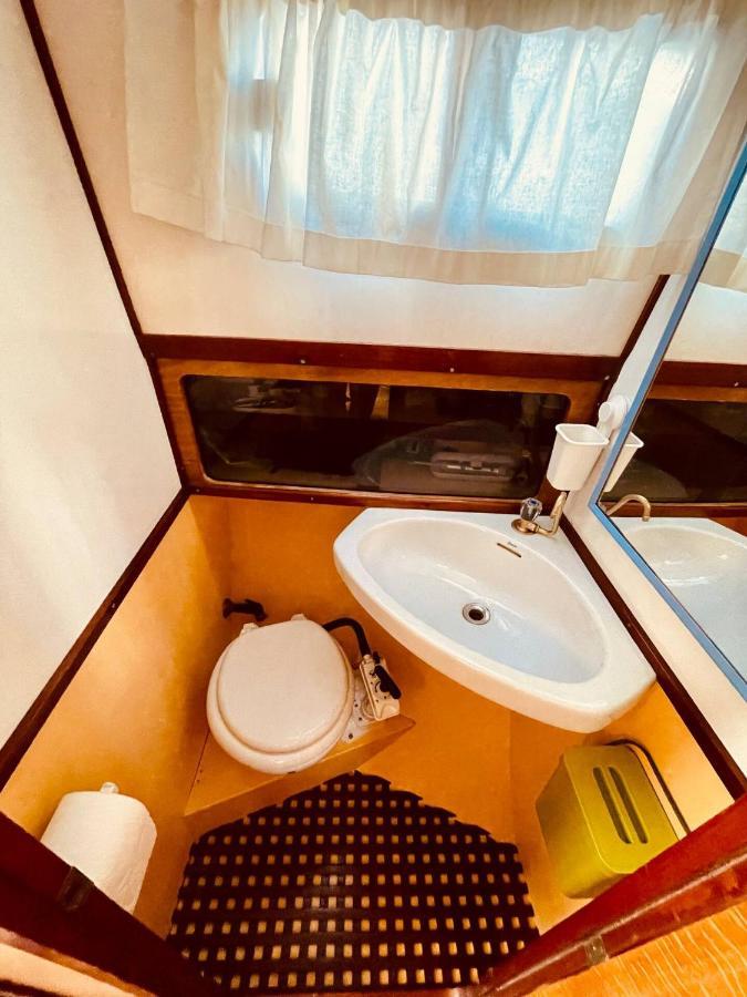 Stylish 80'S Fishing Boat Hotel Sant Adrià de Besòs Kültér fotó